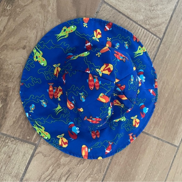 Wee Wave Infant swim/sun hat with strap (13-22 lbs) - Picture 1 of 4